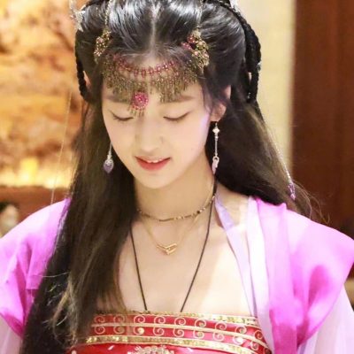 孙千的身材到底有多好？孙千蝴蝶结露背装上衣图片！(图1)