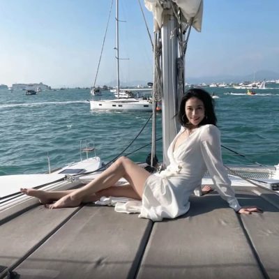 游泳馆里的两个教练孟月月泳装写真图片(图1)