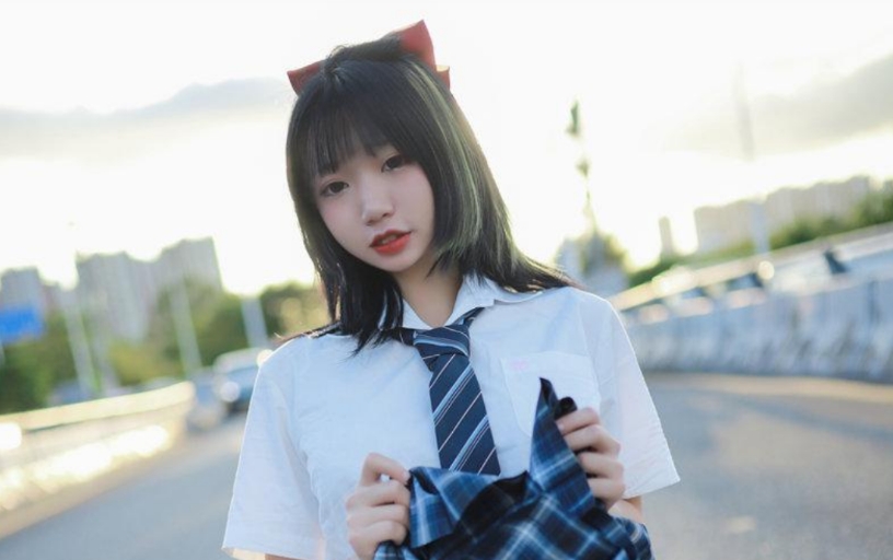 柒柒要乖哦：邻家女孩的二次元cos魅力