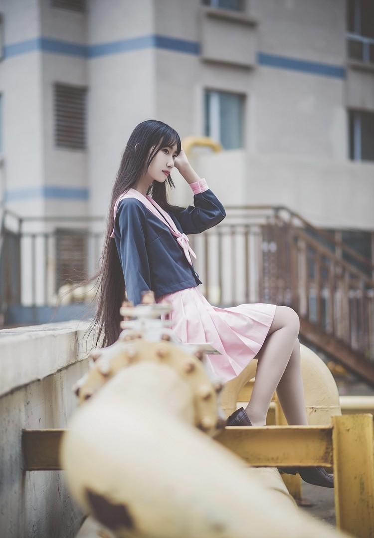 亚洲嫩模白丝美腿养眼小清新制服写真(图1)